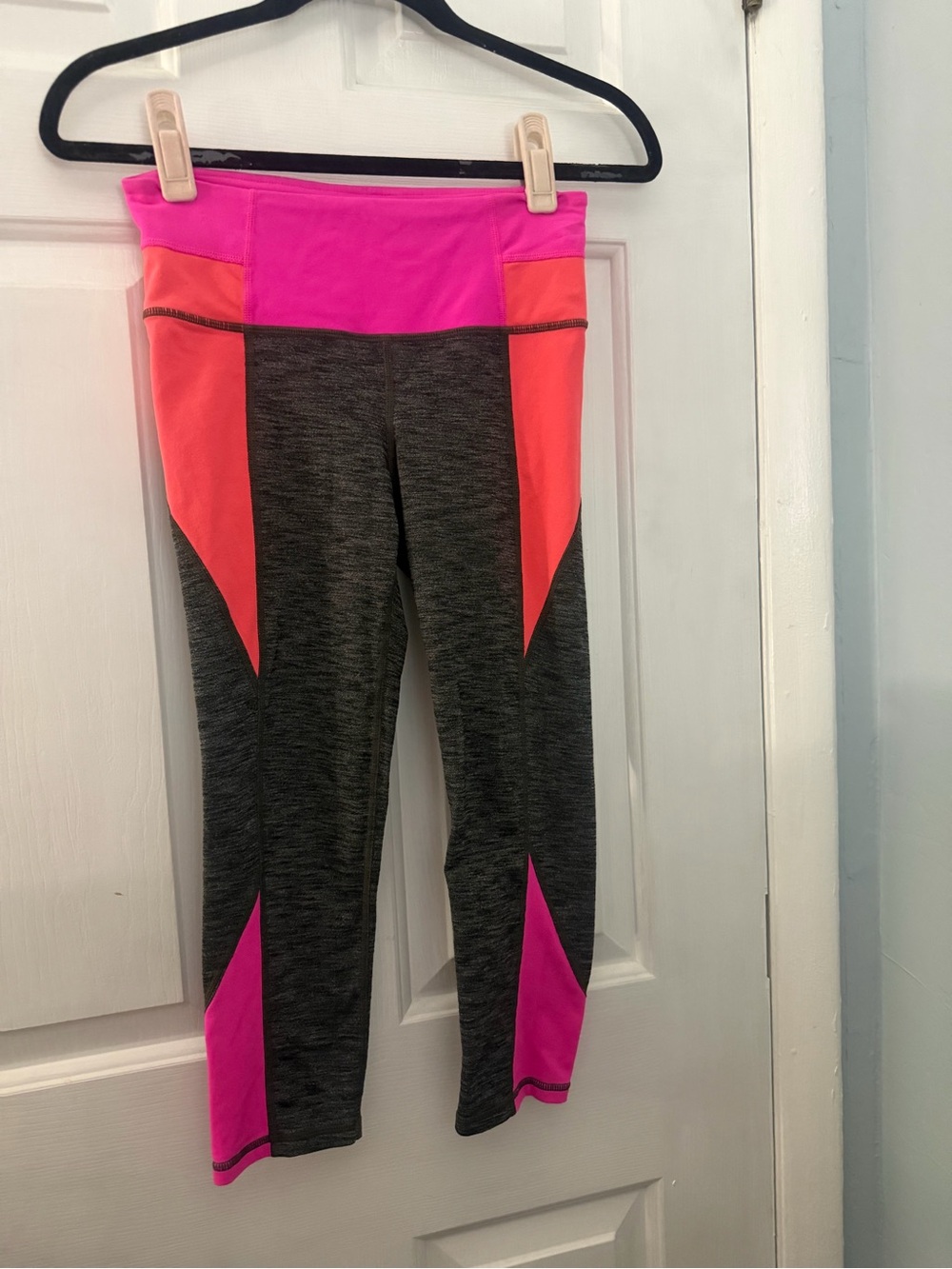 Athleta Chaturanga Capri Leggings XS Gray Pink Orange Colorblock